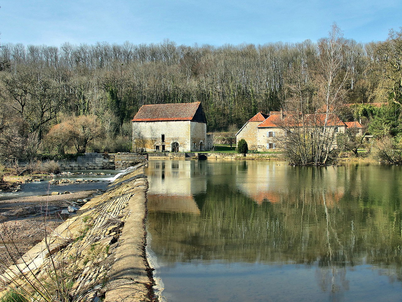 1280px-Montagney,_la_forge_et_le_barrage_sur_l'Ognon